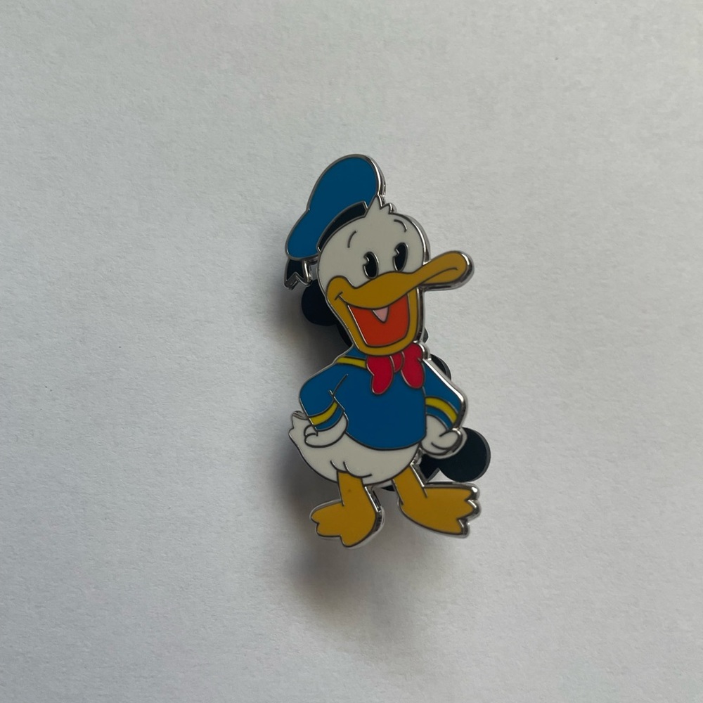 Disney Park Pin Trading Donald Duck Enamel Pin New